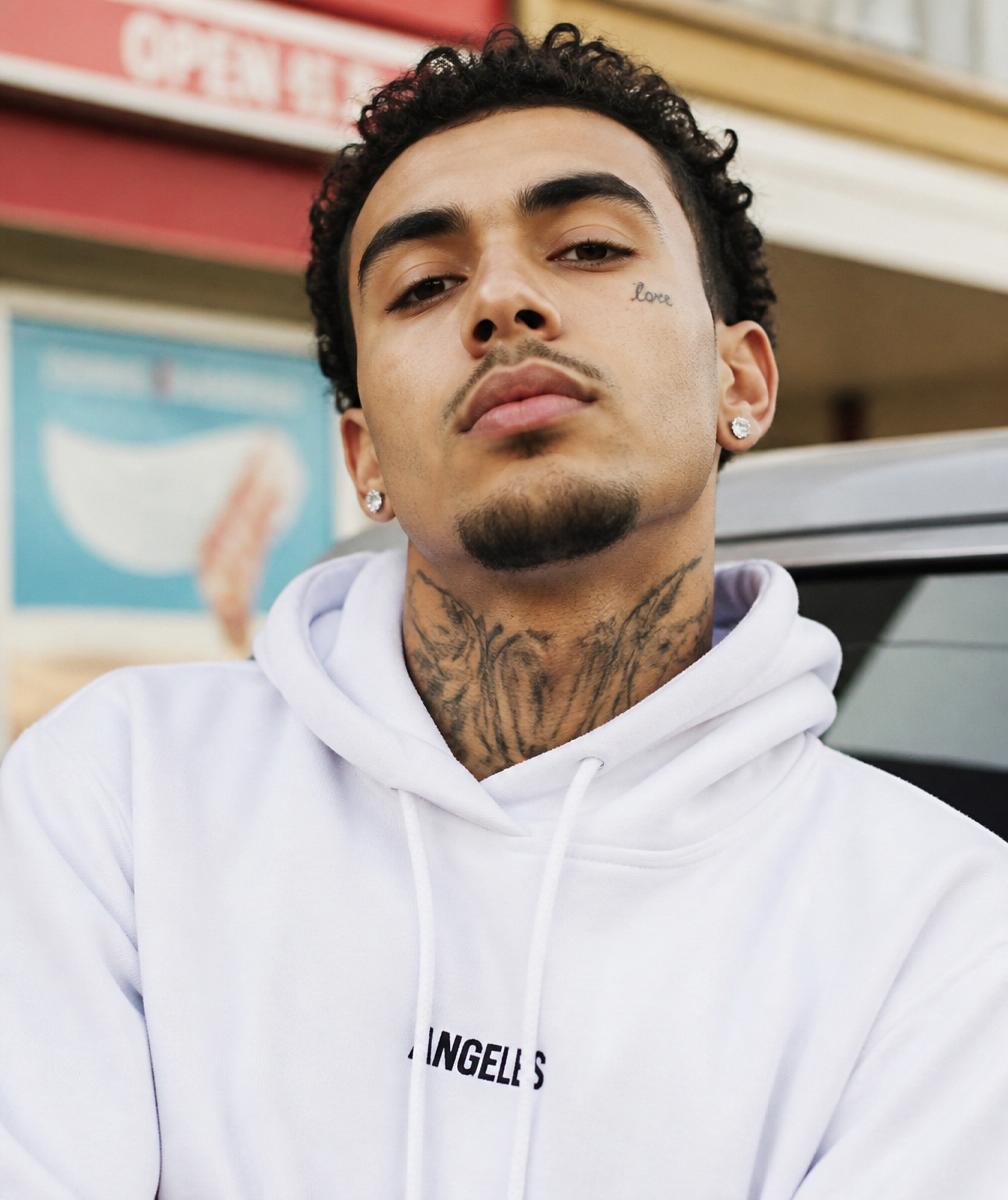 Turan, 22, mit weißem Hoodie und Hals-Tattoo